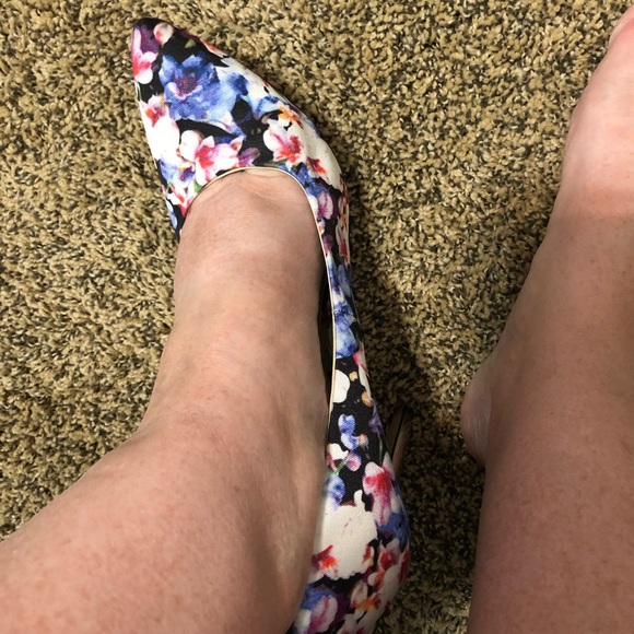 Kohl’s Woman's Floral Heels- New - Picture 6 of 6